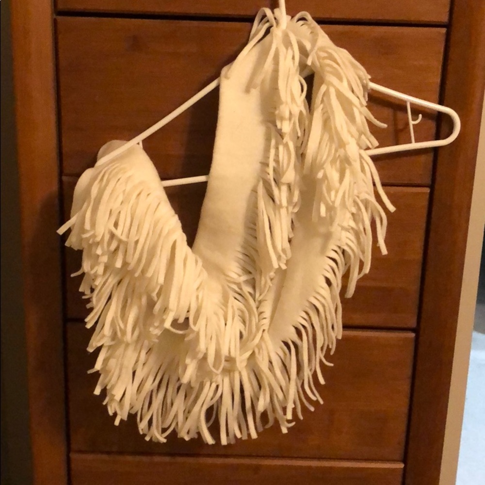 👗White fleece fringed scarf